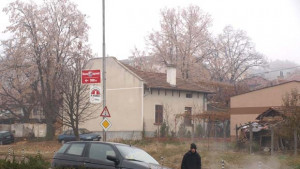 Алфа Ромео паркира по средата на булевард