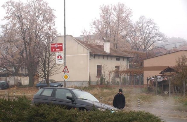 „Алфа Ромео” паркира по средата на булевард
