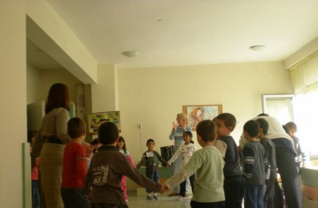 Децата от ОДЗ Снежанка участват в спортен празник