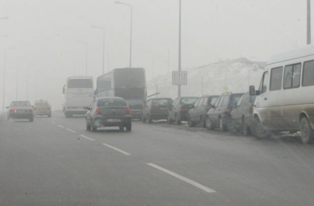 Мъгли затрудняват движението по пътищата