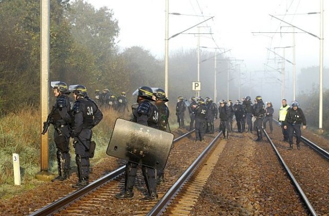 Сблъсъци между активисти и полиция във Франция заради влак с ядрени отпадъци