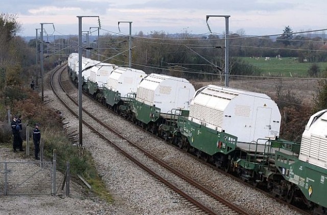 Влак с преработени ядрени отпадъци отпътува от ж.п. депото във Валон