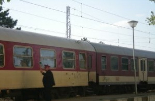 Влаковете спират в 8.00 часа