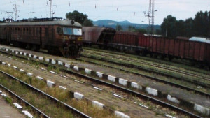Влаковете спират в 800 часа днес