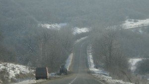 4 машини опесъчават заледени настилки в русенско