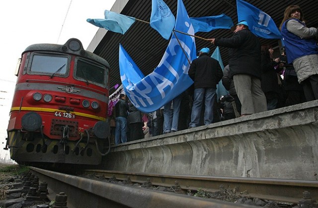 Стачка спря десетки влакове в страната