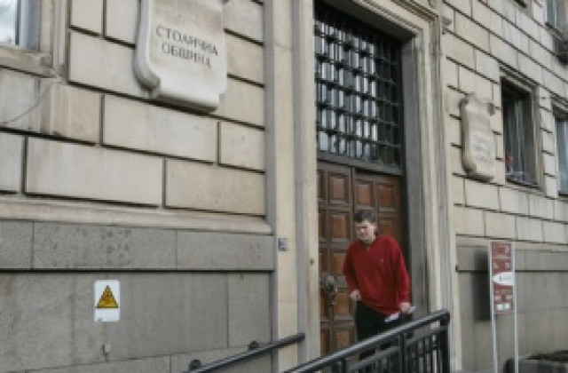 Проверяват временните реклами в София