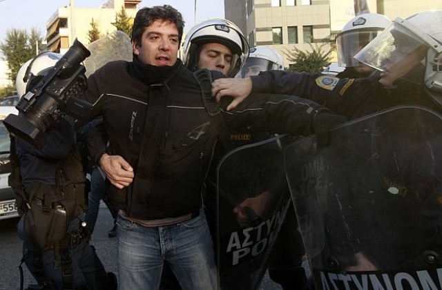 Сблъсъци между протестиращи и полиция в Гърция