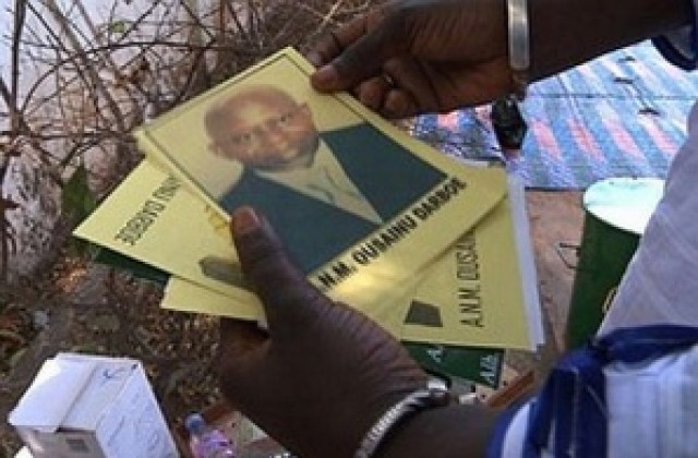 В Гамбия гласуват за президент с топче, пуснато във варел