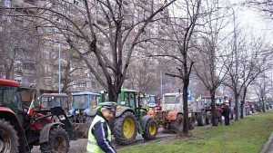 160 земеделски машини блокират Карловско шосе в понеделник