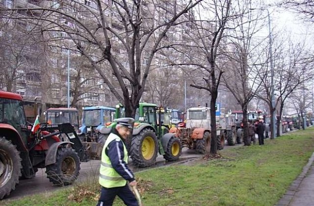 160 земеделски машини блокират Карловско шосе в понеделник