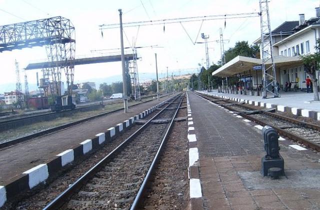 БДЖ стачкува трети ден