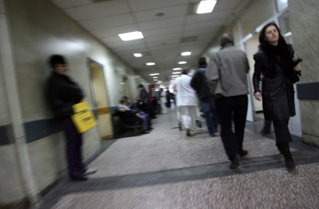 Контролна комисия проверява състоянието на болницата в Елена