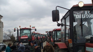 Силистренските зърнопроизводители протестират на Дунав мост