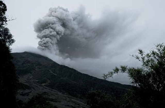 Вулканът Тунгурауа в Еквадор бълва нажежена скална маса и пепел