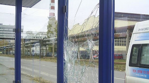 Вандали потрошили 10 от новите навеси на спирки