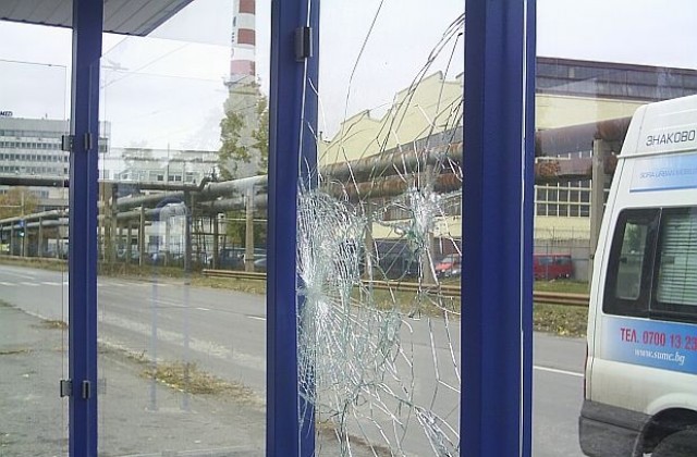 Вандали потрошили 10% от новите навеси на спирки