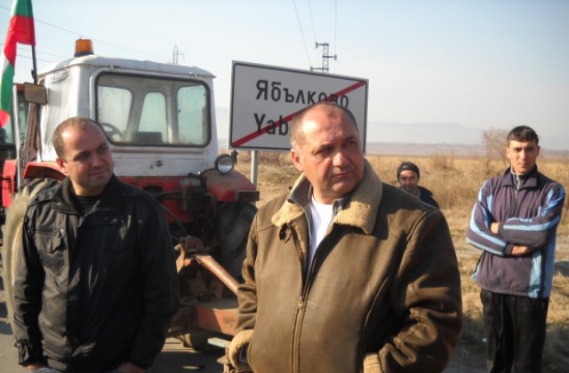 Земеделски производители протестират с трактори до Ябълково