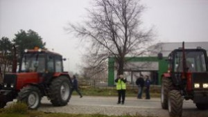 Около 120 тежки машини предимно трактори са се струпали на
