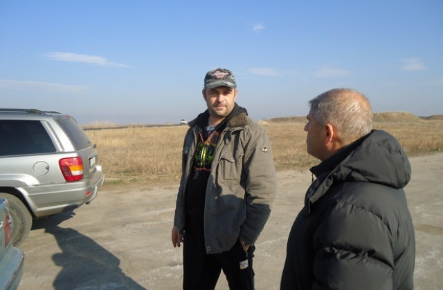 Земеделските производители протестират с техника на пистата край Тенево, Ямболско