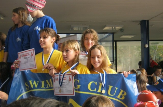 Плувците на Ирис се представиха достойно на международен турнир в Гърция