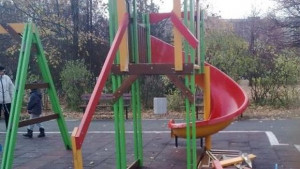Вандали потрошиха детска пързалка