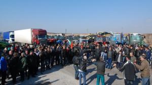 Протестът край Капитан Андреево продължава с оркестър и скара фермерите