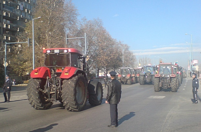 Фермерите протестират втори ден