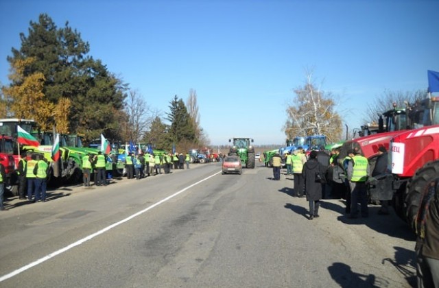 Протестиращите фермери затвориха пътя Добрич-Кардам за час