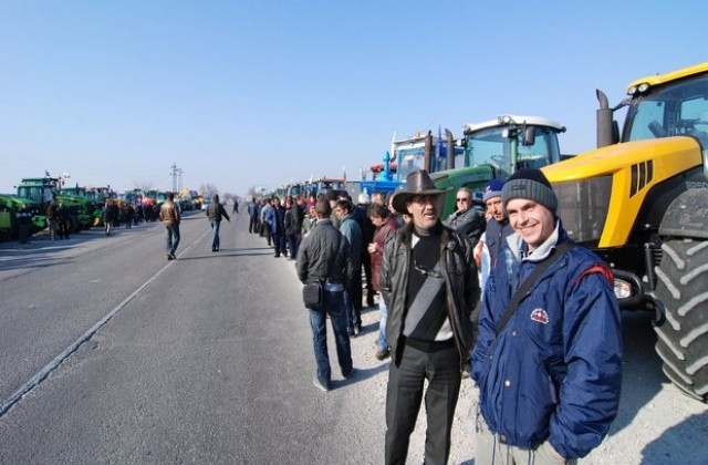 Селскостопанските машини остават на пътя за Турция