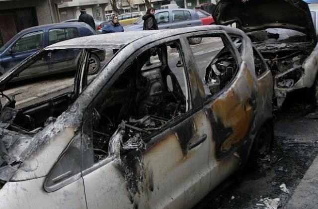 Неизвестни подпалиха десетина коли в столичния кв. „Младост”