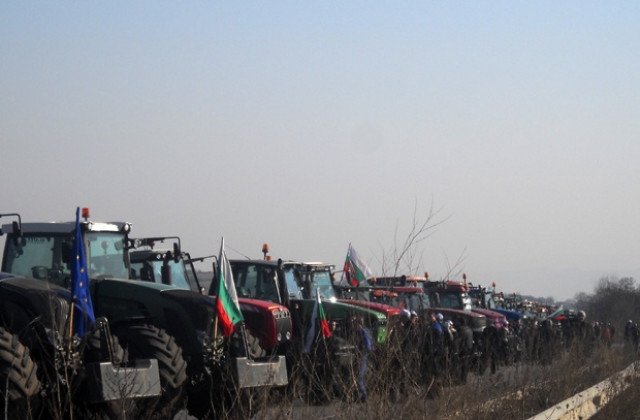 Протестите блокират пътя за София