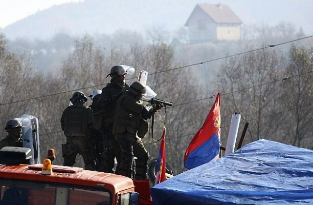 Сърбите бетонираха барикадите край Звечан