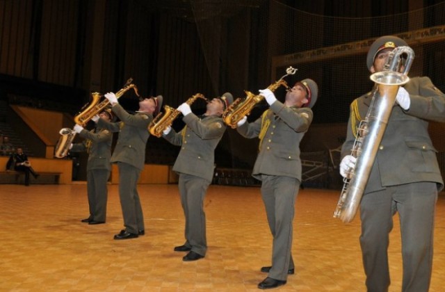 Военният духов оркестър свири в биг бенд формат с Венцислав Благоев в Стара Загора