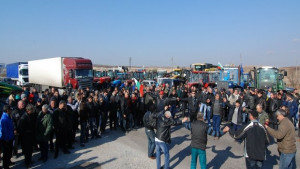 За 2 часа протестът на зърнопроизводителите затвори пътя за границата