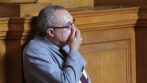Костов в потрес призова мнозинството да си направи курбан