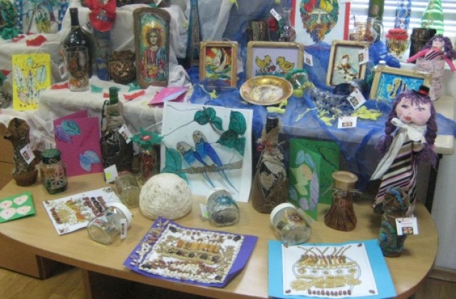 В Дупница деца предлагат сувенири на тематичен базар