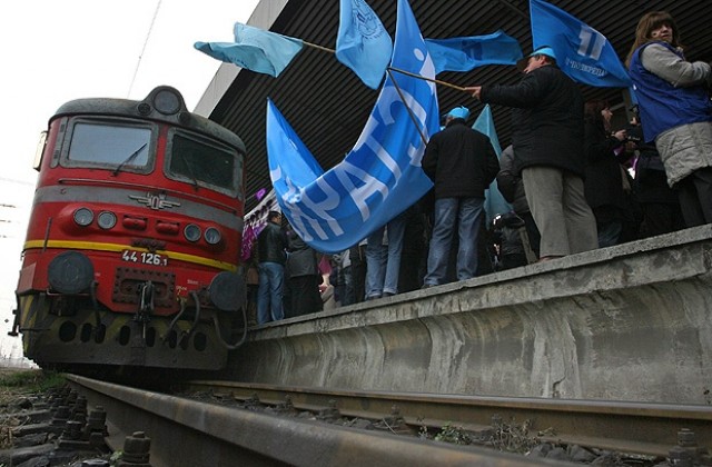 Стачката в БДЖ продължава, разговорите между двете страни също