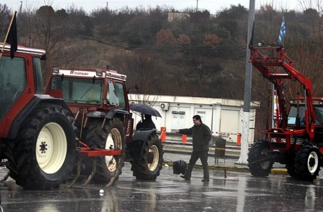 Фермери блокират гранични пунктове за часове
