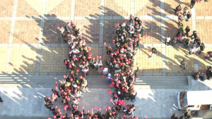 Правят жива червена панделка в центъра на Добрич