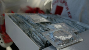 Доброволци раздават презервативи по русенските улици