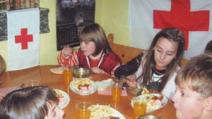 Топъл обяд за ученици от Мездра