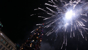 Коледната елха грейна в центъра на София