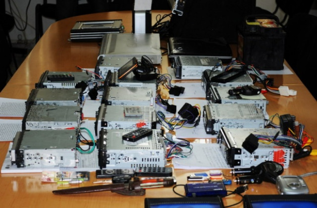 Задържаха група обирала автомобили