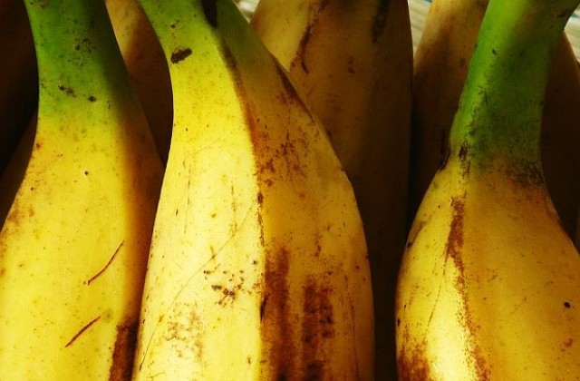 Слухове за разяждащи плътта банани паникьосаха Мозамбик
