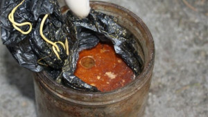 Боен арсенал и наркотици откриха в дома на мъж от