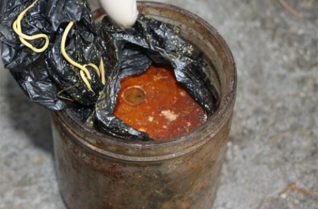 Боен арсенал и наркотици откриха в дома на мъж от Банкя