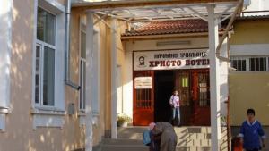 Ученици помагат на връстници без родители