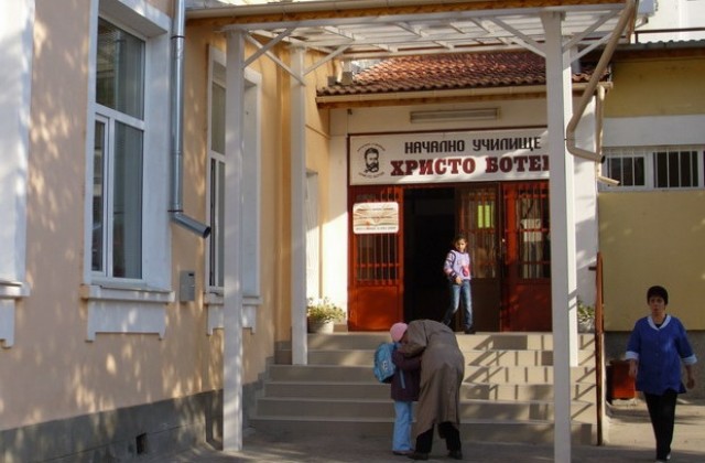 Ученици помагат на връстници без родители