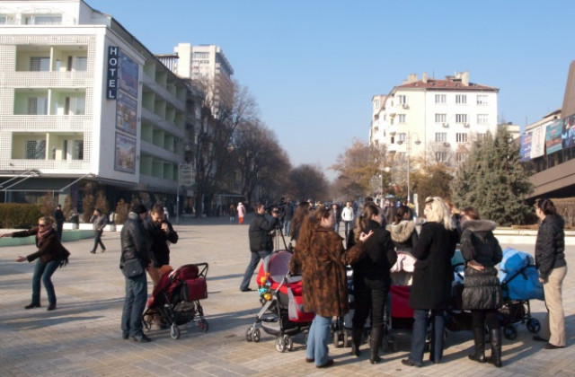 Едва десетина майки излязоха на протест